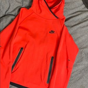 Women’s NIKE tech fleece sweat shirt